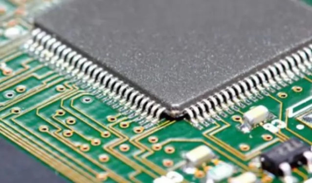 How to deal with residual flux in reflow welding for PCB assembly